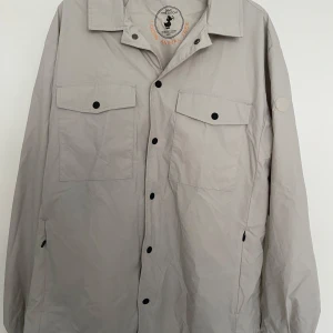 Save The Duck jacka - Säljer denna nästintill oanvända save the duck jacka för jag har köpt en annan. Jackan har inga slitage och är i storlek L Ny pris: 2000 Priset är diskuterbart