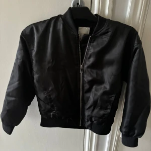 Gina tricot bomberjacka strl 146-152 - Använd 1ggr. 