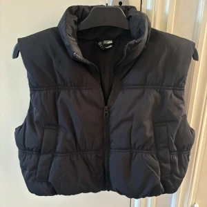 Divided kortare väst strl s - Använd några få gånger.