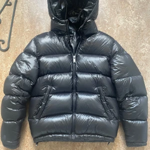 Zara puffer - Tja! Säljer nu min Zara puffer. Använd några gånger under förra vintern.  Storlek:S  Kan mötas i Stockholm  Ny pris: 1395 Har ett litet jack på armen som är ca 0,5-1cm långt men har satt över en laglapp och den är som ny Köparen står för frakt.