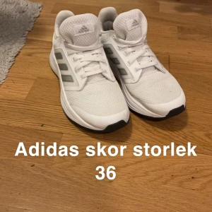 Adidas tränings skor  - Adidas tränings skor vita str 36 som nya  . Dottern använd enstaka gånger vid idrottslektioner. 
