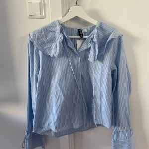 H&M blus - Säljer min oanvända blus från H&M i storlek S