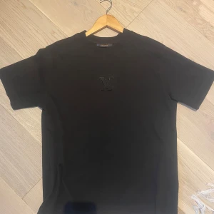 Louis vuitton tröja.  - Säljer min louis vuitton tröja i svart storlek S men passar även M. Tröjan är 1–1 men är toppkvalitet och knappt andvänd. Kommer i en fantastisk LV box med ett gratis armband. Hör av er vid frågor. 👍