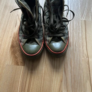 Converse all-star - Säljer nu dessa topskick converse. Skick: 10/10 Sällsynta och svåra att få tag i. Priset kan självklart diskuteras. 