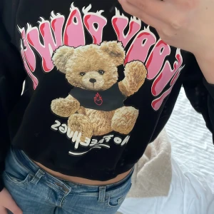 Tjocktröja - Fin svart tjocktröja med tryck på och lurvig insida. Storlek 146/152 (har storlek xs eller s och den är lite liten). Fint skick andvänd ett par gånger🩷Pris går att diskutera 