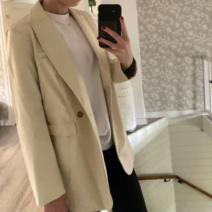 Kavaj - Superfin beige kavaj/blazer i lädermaterial. Aldrig använd!! Nypris 799 säljer för 450💓