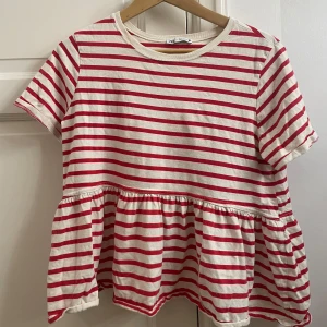 Röd randiga volang tröjan från Zara - Säljer denna tröja från Zara då den är lite för stor och inte kommer till användning. Nyskick och typ aldrig använd. Den är i M men skulle även passa S. ❤️‍🔥🥰