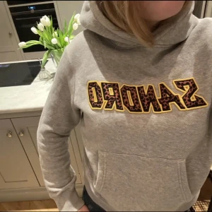 Sandro hoodie  - Säljer min Sandro hoodie eftersom den inte kommer till användning!! Storlek XS säljer för 700kr. Pris kan diskuteras ❤️