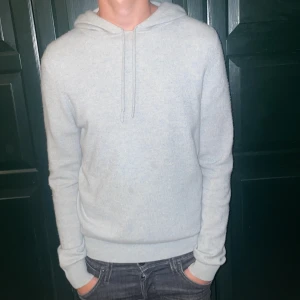 Softgoat kashmirhoodie - Hej! Säljer min ljusblåa kashmirhoodie från softgoat. Mycket bra skick något använd. Storlek S sitter något mindre men passar mig som är 180. Skriv för frågor 🤗