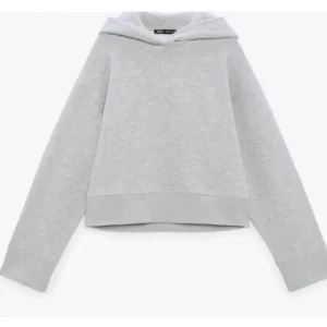 Grå Zara hoodie - Säljer denna jätte fina slutsålda hoodie ifrån Zara! Bra skick💕