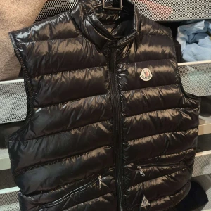 Moncler gui vest  - Denna västen är i storlek L men passar också M. En perfekt väst för alla tillfällen. Den har inga synliga defekter och är knappast använd. Priset är diskuterbart. Skriv till mig för mer information 💨💬