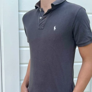 RALPH LAUREN GRÅ PIKÉ -   RALPH LAUREN GRÅ PIKÉ Skick 6/10 | 10-12 år | pris 199 | Nypris 995| Postar genom postnord och instabox | Hör av er vid minsta fundering