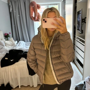 Colmar jacka - Jacka från colmar köpt för 4,500. Bra skicka enda deftekerna är två märken🩷