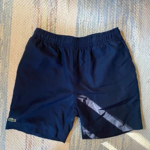 Lacoste shorts - Mörkblåa Lacoste träningsshorts för pojke, storlek 140 cm (10 år), mycket fint skick