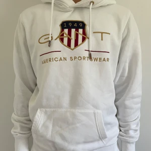 Gant hoodie  - Tja, säljer denna skit snygga gant hoodie, då den inte kommit till användning. Hoodien är perfekt nu till hösten/vintern. Hoodien är i nyskick och priset är INTE spikat i sten! Hör av vid minsta lilla fundering.