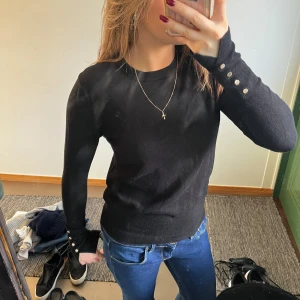 Stickad tröja - Säljer denna stickade tröja med guldknappar från Zara. Storlek L men passar mig som vanligtvis har S. 