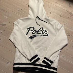 Ralph Lauren Hoodie  - En helt ny Ralph Lauren hoodie. I storlek M. Riktigt bra skick. Skriv om du har funderingar. 