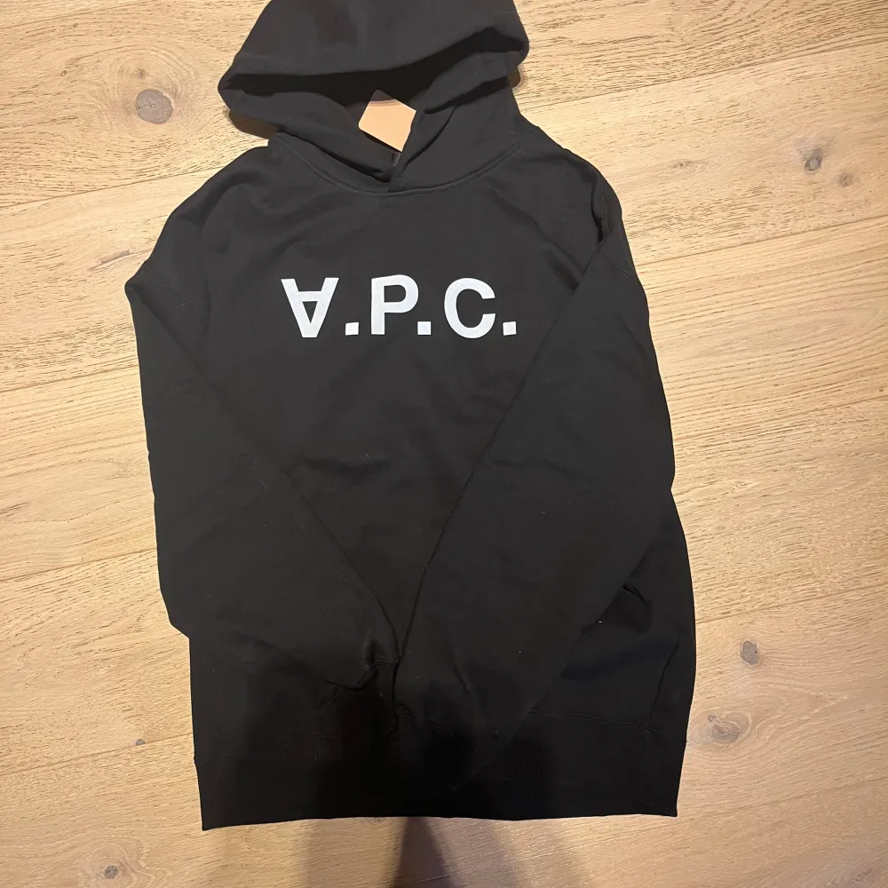 Säljer denna A.P.C hoodie i storlek L, modellen är 186 o väger runt 68, inte använd . Hoodies.