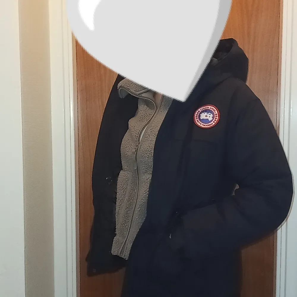 Säljer Canada Goose vinterjacka. Riktigt varm och skön till kalla dagar. Står i jackan stl M men skulle säga att den är liten i storleken och sitter mer som S. Nytvättad! Avtagbar päls, hör av er vid fler frågor 💗💗. Jackor.