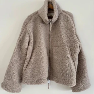 Hm jacka - säljer denna skit snygga jacka från hm. storlek xs men sitter som s/m som jag vanligen brukar ha