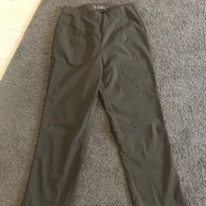 Gröna byxor  - Aldrig använda och funkar till vår och på en svalare sommar kväll.