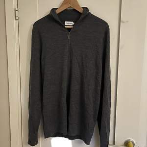 Skitsnygg Half zip från Calvin Klein, helt ny och aldrig använd. Nypris är 1500kr mitt pris endast 550kr. säljer på grund av att jag har en annan liknande. Hör av dig vid frågor!