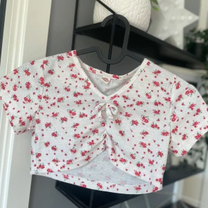 Vit magtröja me Röda roser på🌹 - Säljer denna fina Vita magtröja me röda rosor på🌹🙏🏻🤍super fin men sälj pågrund av att den är för liten🌹