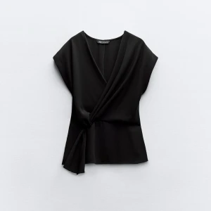 Blus - Säljer denna super söta blus från Zara. Använd 2 gånger, som ny💞