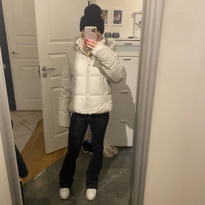 Jacka  - Super snygg krämvit vinterjacka från Zara🤍Endast använd en vinter och väldigt bra skick! Skriv för fler bilder🥰🫶🏼
