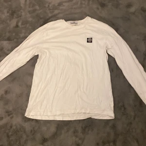 Stone island långarmad  - En långarmand stone island tröja som har ett litet hål på framsidan bild 3 sen annars är den fin inga fläckar eller så och därför säljer jag för så billigt hör av dig vid funderingar 
