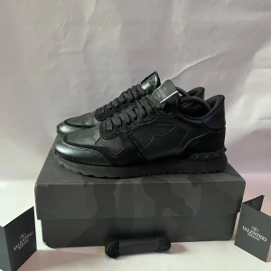 Valentino rockrunners - Säljer nu dessa feta Valentino rockrunners som är perfekta nu på hösten🍁de är i storlek 39 men passar 40. Skick är 9/10🔥  Följer med box, tvättkort och extra snören från valentino. Pris går att diskuteras.  Hör av er vid minsta fundering😁 