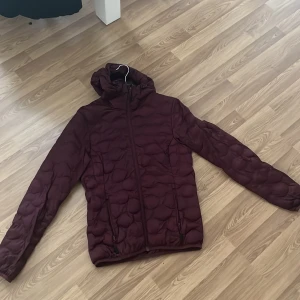 Dunjacka  - Jättebra skick nästan aldrig andvänd, jättefin färg🥰