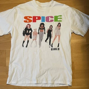 Spicy girls t-shirt - Vit spice girls tshirt, använd max 1 gång, storlek S, loose fit