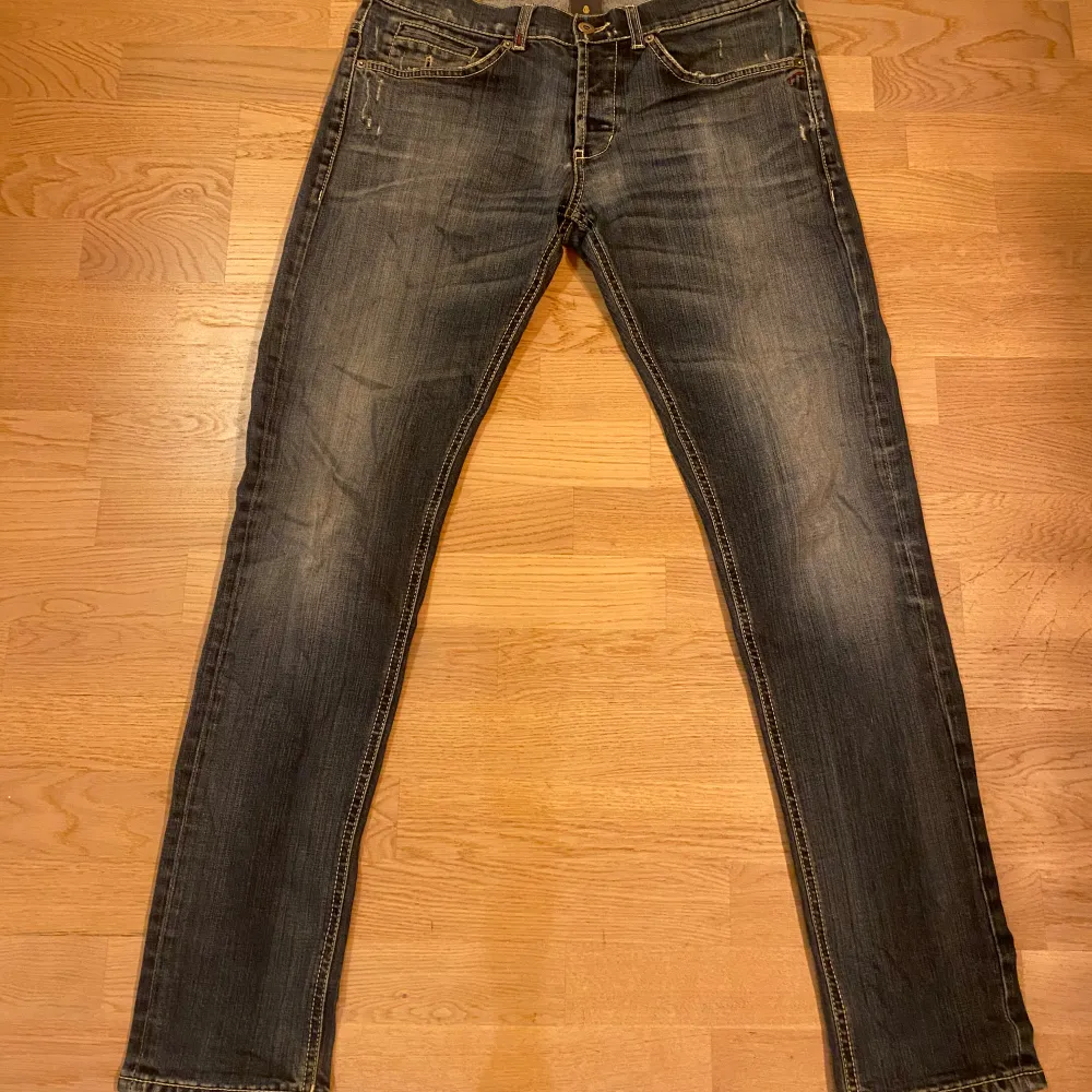 Hej! Säljer nu dessa riktigt feta Dondup Jeans i storlek 34 (passar hela vägen ner till 31). De är i nyskick med snygga slitningar och bra tvätt. Priset är inte hugget i sten. Skriv för fler bilder eller frågor!. Jeans & Byxor.