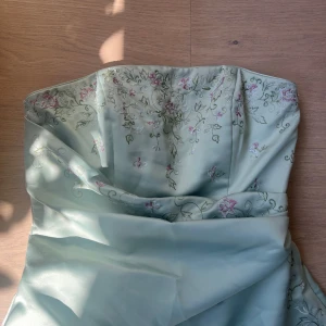 Balklänning  - Världens finaste balklänning. Tyvärr för stor för mig i bysten! Är 175 och den går ner till fötterna. Passar för ngpot runt M💗 skräddarsydd! 