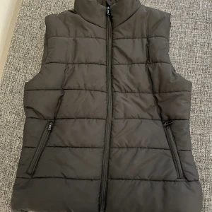 Bäst  - Svart väst i stl S/M  Använt i få tal gånger 
