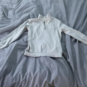 Half zip huddie - Tjena, tröjan är väldigt fin inga fläckar eller hål. , jag är 170cm och den är lite förkort i armarna och i vid midjan.