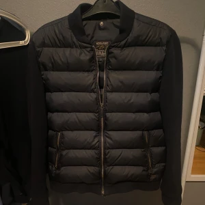 Cardigan Woolrich - Säljer denna sjukt populära woolrich cardiganen som är i nyskick och perfekt till hösten🤙 Den är i storlek M men är kort i modellen👕 använd 5 gånger och köptes för max 1 månad sen🎉 nypris 6000k💸
