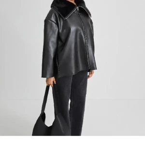 Stylein NY jacka Venla  - Jackan är helt ny, den är strl XXS med detta stämmer inte, eller jag gillar inte då är den översize.  Jag tycker att den passar bäst som strl  S - M. 
