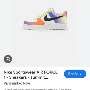 Säljer ett par Nike Air Force 1 sneakers i en supercool färgkombination.  samt den klassiska svarta Nike-loggan på sidan. Perfekta för att sticka ut i mängden! men de är väldigt slitna så jag sätter ett högt pris men sänker gjärna