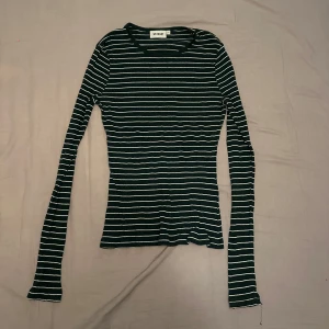Randig tröja  - Snygg mörkgrön randig tröja❤️