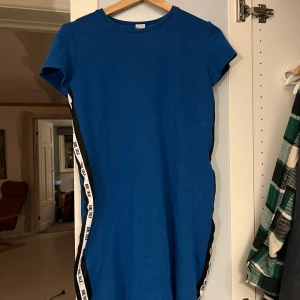 Blå klänning  - Är egentligen 158/164 men det fanns inte som val?? Idk jag har s och den passar på mig så den funkar som det. 