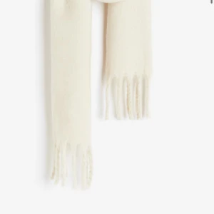 Hm halsduk  - Säljer denna vita halsduken från hm, jätte bra skick hör av dig vid fler frågor🥰