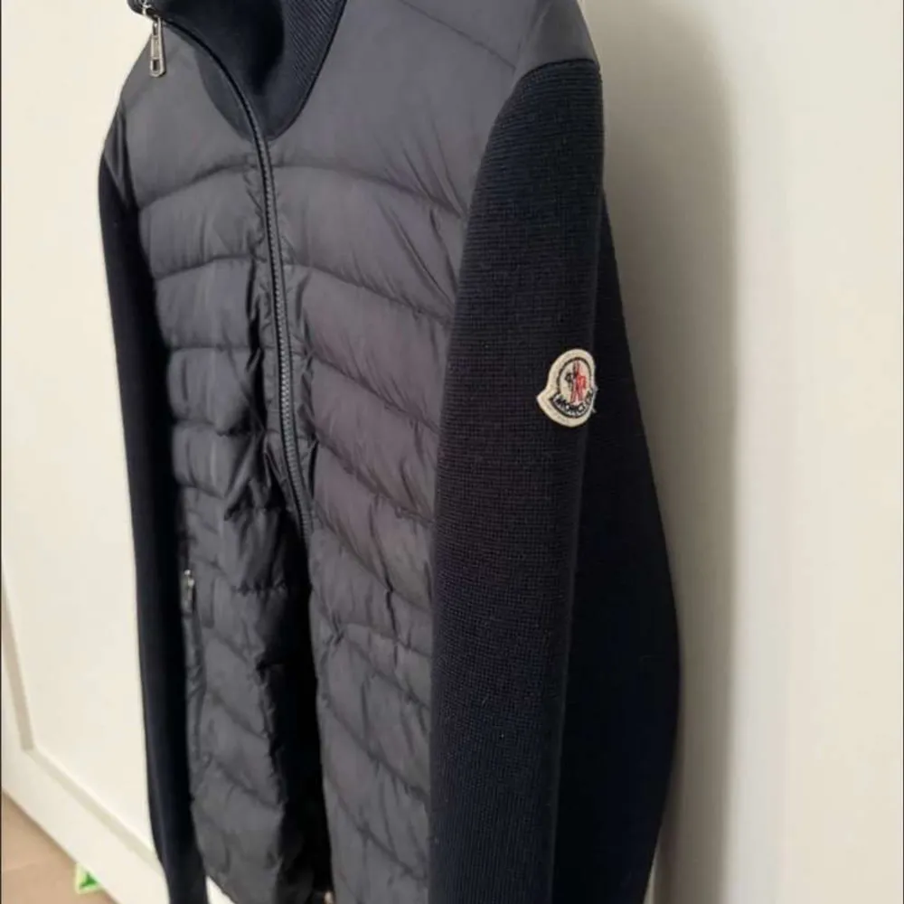 Riktigt fräsch Moncler cardigan i skick 8/10. Jackor.