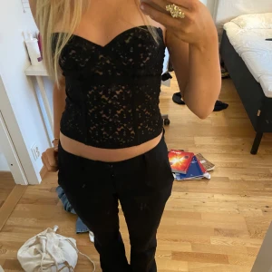 Spets korsettopp - Perfekta korsettoppen för fest eller halloween!Spets korsettopp med bh knäppning i ryggen.Xs men passar även S.Har kupa 75B men skulle passa folk med lite större/lite mindre.Defekt på ena sidan där den har tappat lite ”stadga” men syns inte alls