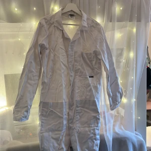 Labbrock 100% bomull - Labbrock använd under tekniskt basår. Säljes då den ej används mer. Lite gröna fläckar på framsida, annars fint skick. 100% bomull.