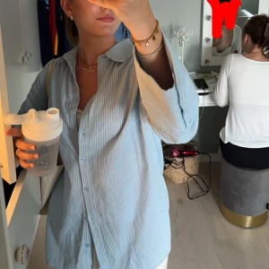 Skjorta - Superfin randig skjorta från nakd. Köpt för nått år sen för 599kr och knappt använd. Pris kan alltid diskuteras🩷