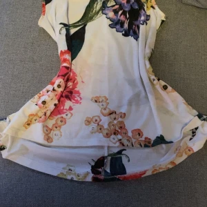 Linne - Blommigt linne i storlek XS 