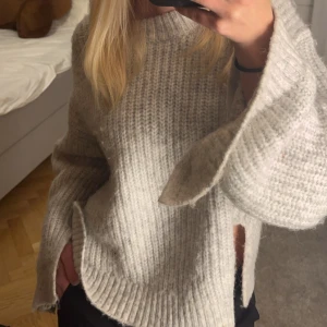 Stickad tröja - Jätte mysig fin grå stickad tröja med slits vid både armarna och vid midjan, perfekt nu till hösten💗💗