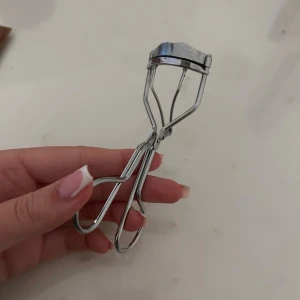 ögonfransböjare  - säljer denna ögonfransböjare, vet tyvärr inte vart den är ifrån. typ aldrig använd 